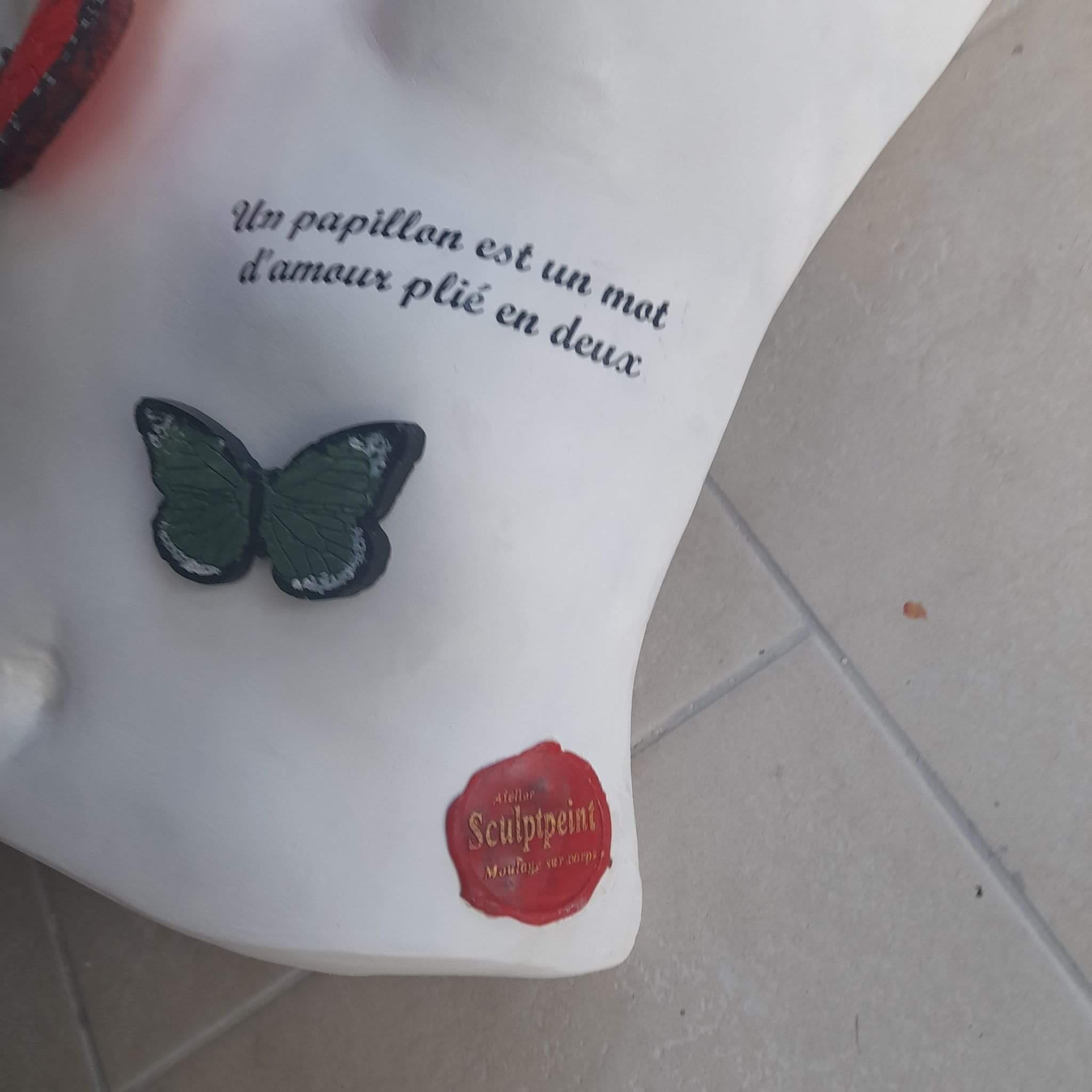 Décoration d'un buste avec des papillons et un message personnalisé