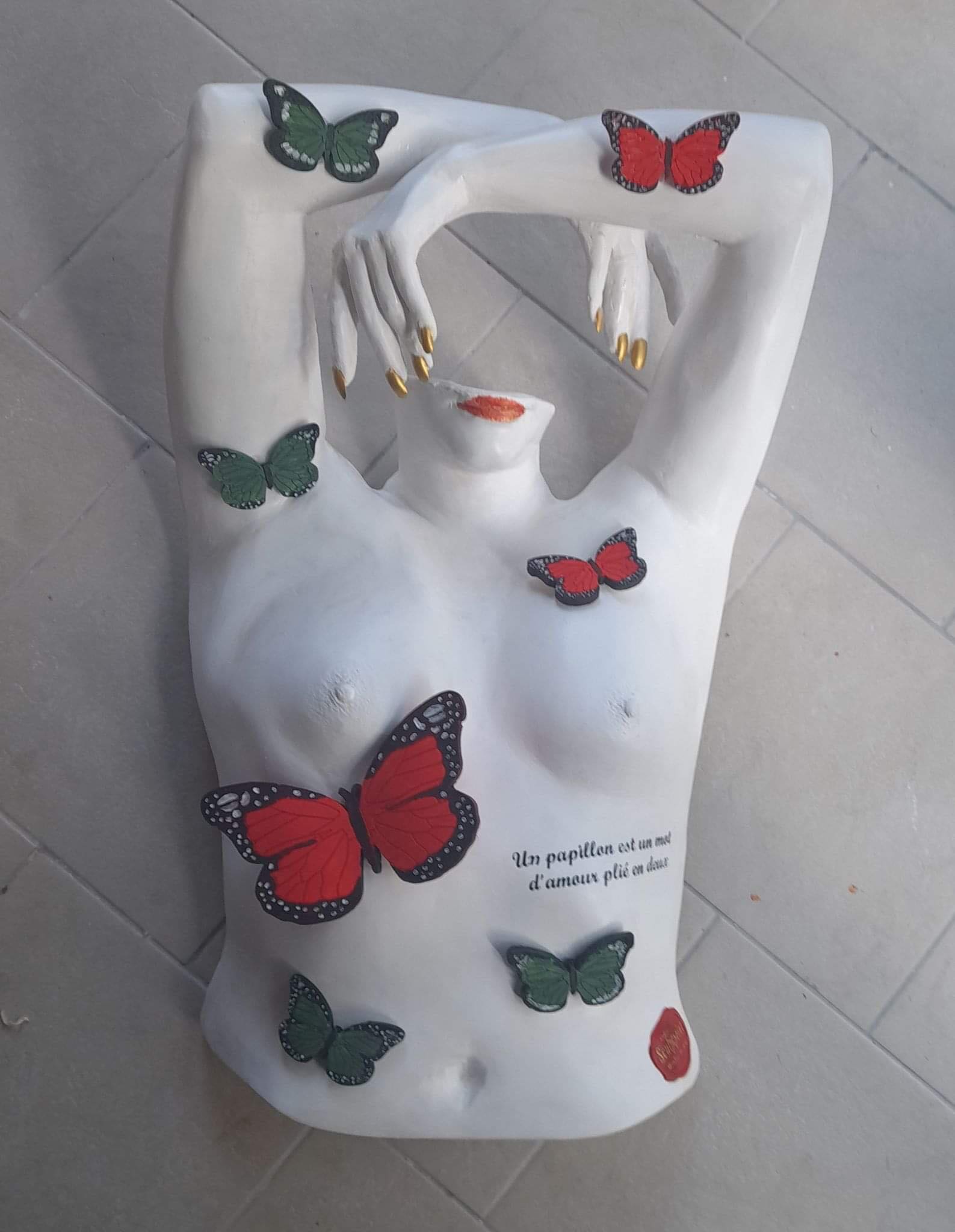 Décoration d'un buste avec des papillons et un message personnalisé