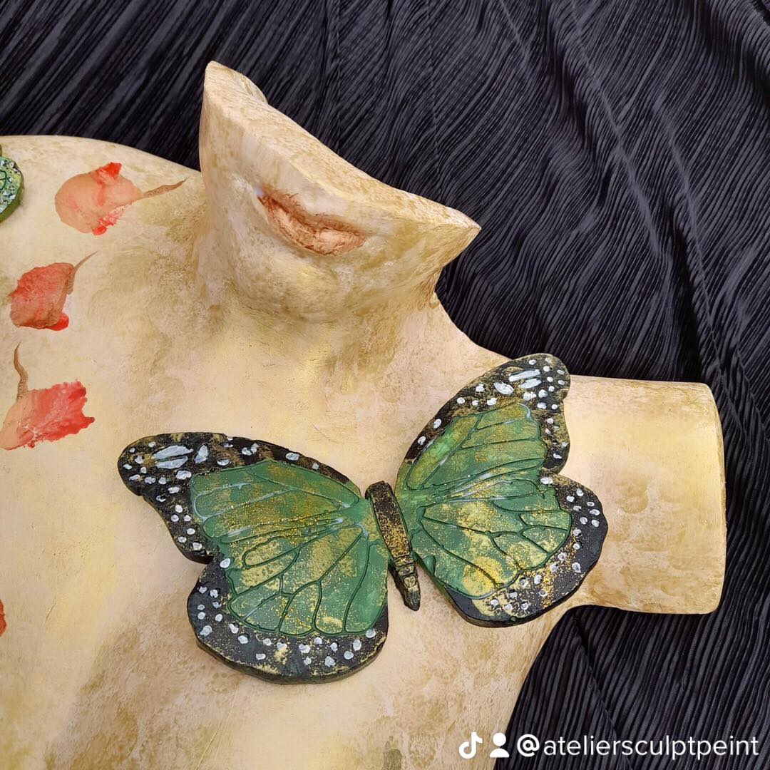Buste décoré d'un papillon