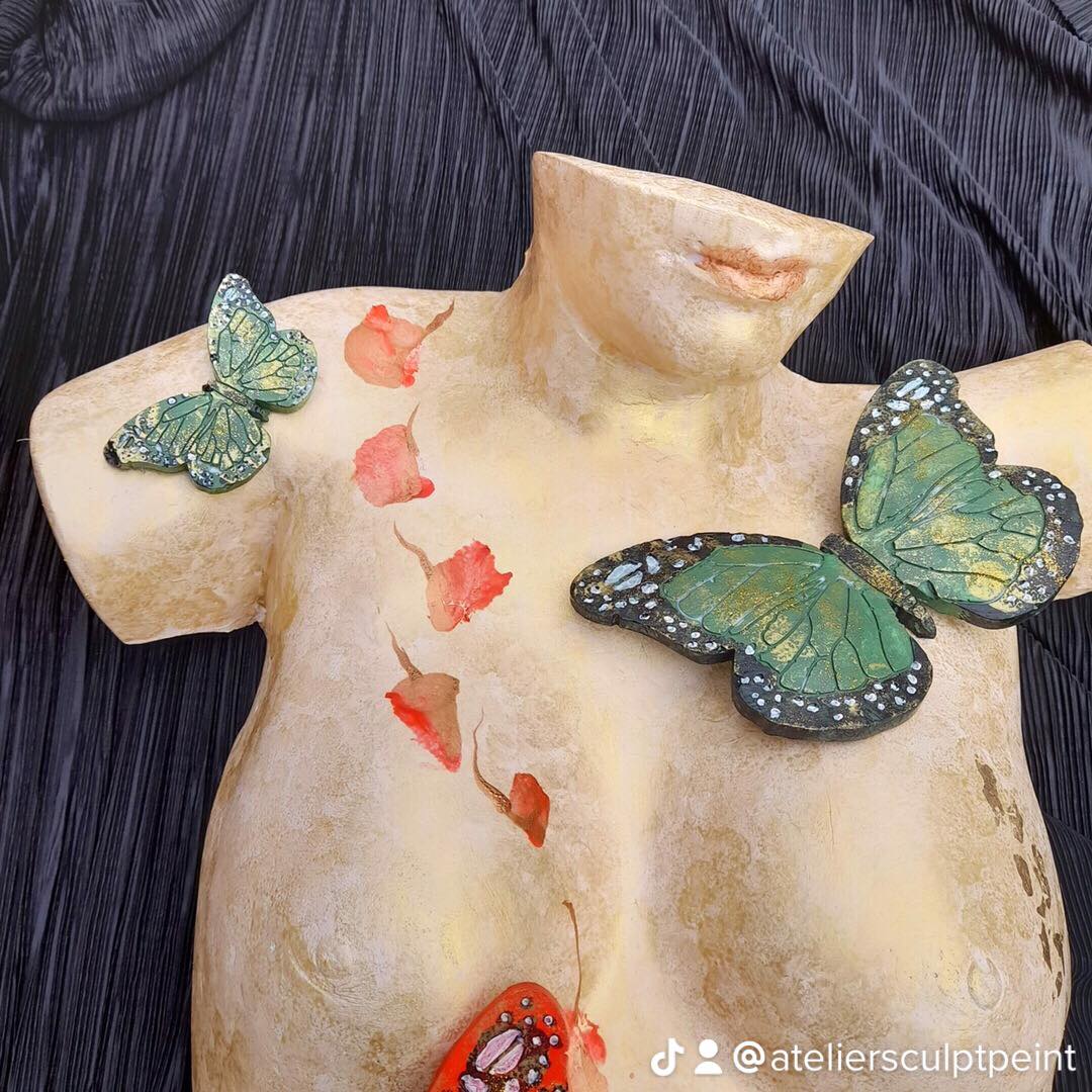 Buste coloré et décoré de papillons